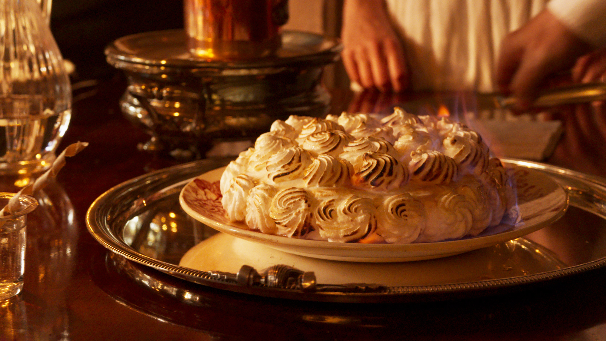 “奇跡のスイーツ”ノルウェー風オムレツ登場!『ポトフ 美食家と料理人』本編映像解禁 火で包まれても中のアイスは冷たいまま