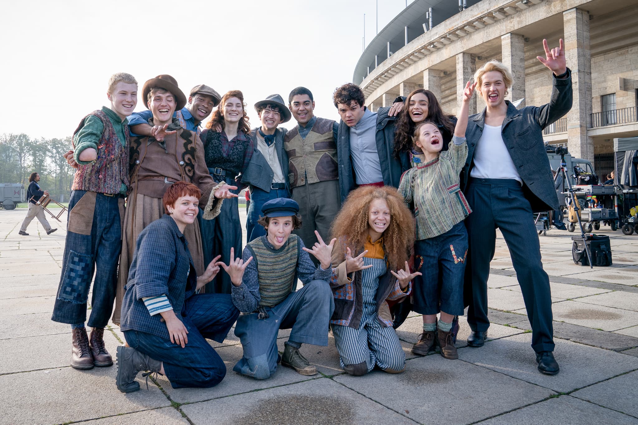 緊迫したデスゲームの裏側ではキャストもスタッフも和気あいあい!『ハンガー・ゲーム0』メイキング映像&写真解禁