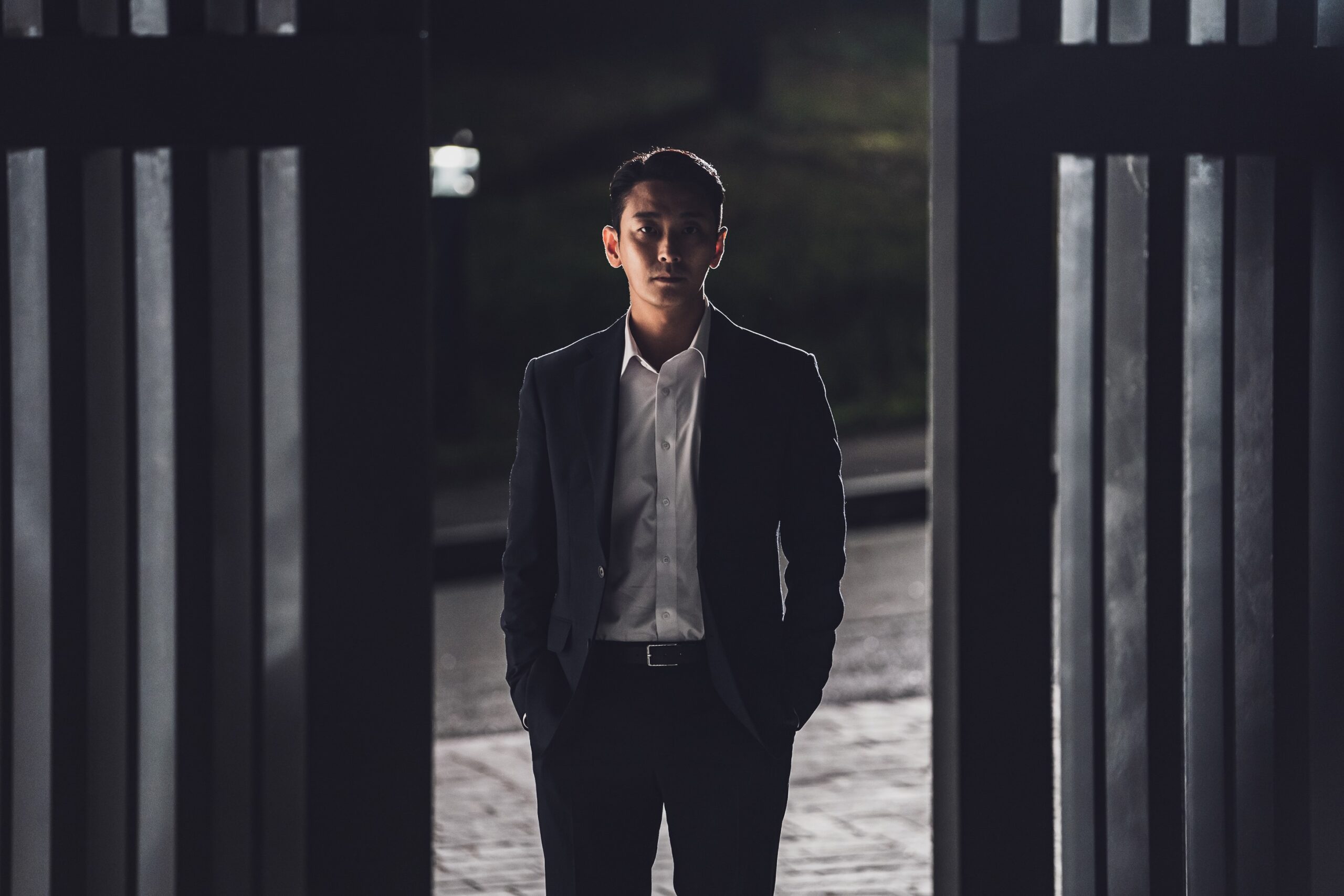 痛快犯罪エンターテインメント『ジェントルマン』キャラクター解説動画が解禁　主演チュ・ジフンのコメントも到着