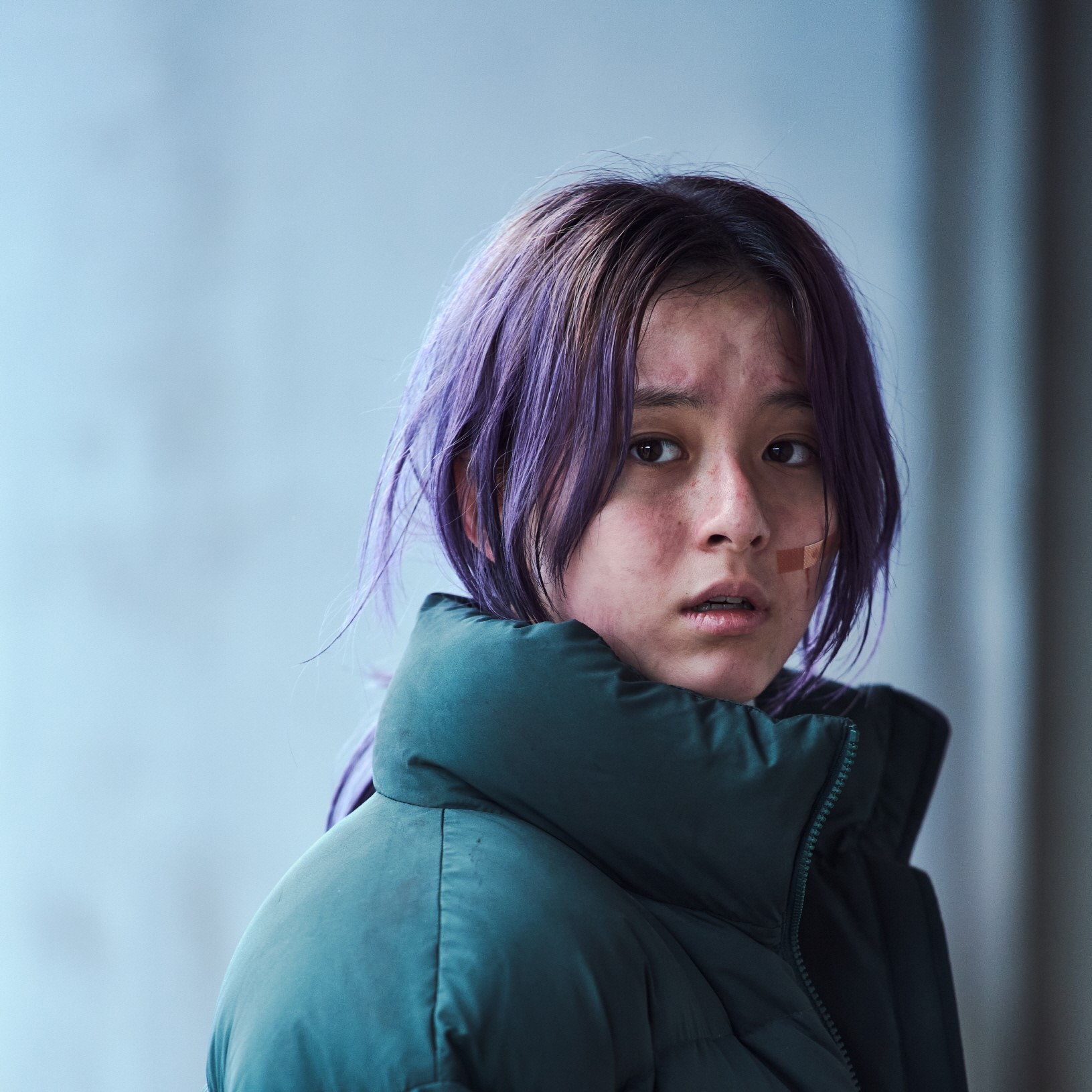 パク・ジフの美しい歌声に胸を打たれる『コンクリート・ユートピア』エンディングソング「アパート」ミュージックビデオ解禁