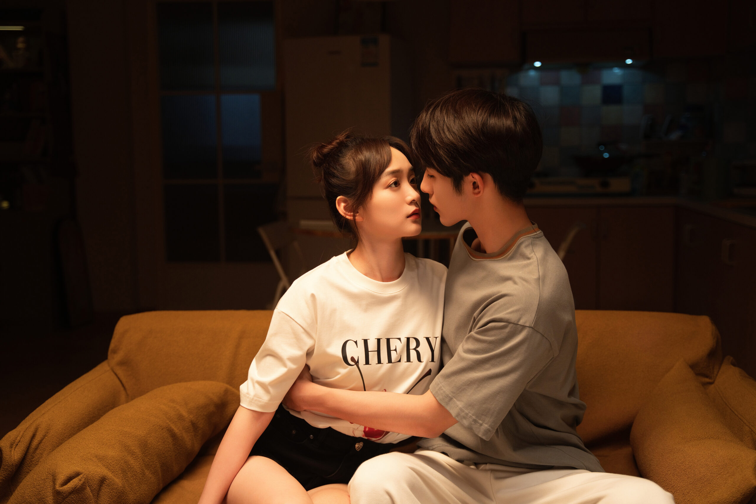 ウィンウィン(NCT/WayV)、雨の中で傘も差さずにずぶ濡れに——「25時間恋愛」切なさ漂う本編映像解禁