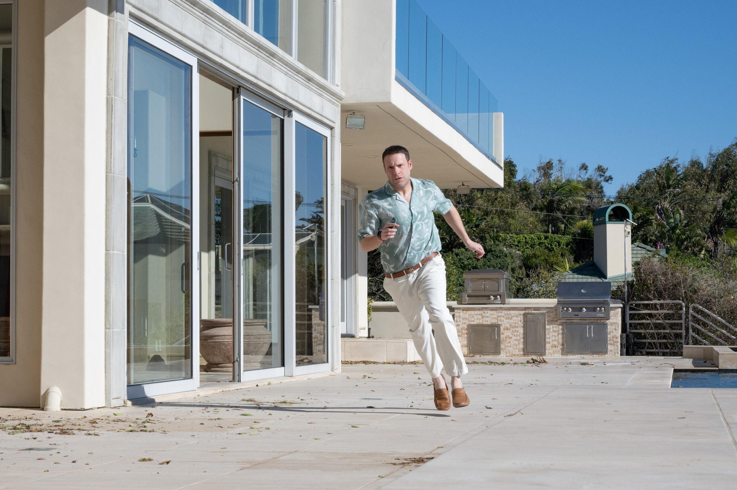 株価暴騰に個人投資家は歓喜! ウォール街の大富豪は愕然…!? 実話映画『ダム・マネー ウォール街を狙え!』本編冒頭映像解禁