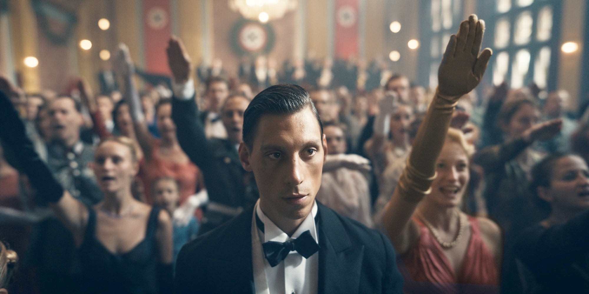 家族と恋人をナチスに殺された青年がナチス将校の妻を次々誘惑するという“復讐”へ――実話に基づく衝撃作『フィリップ』予告編解禁