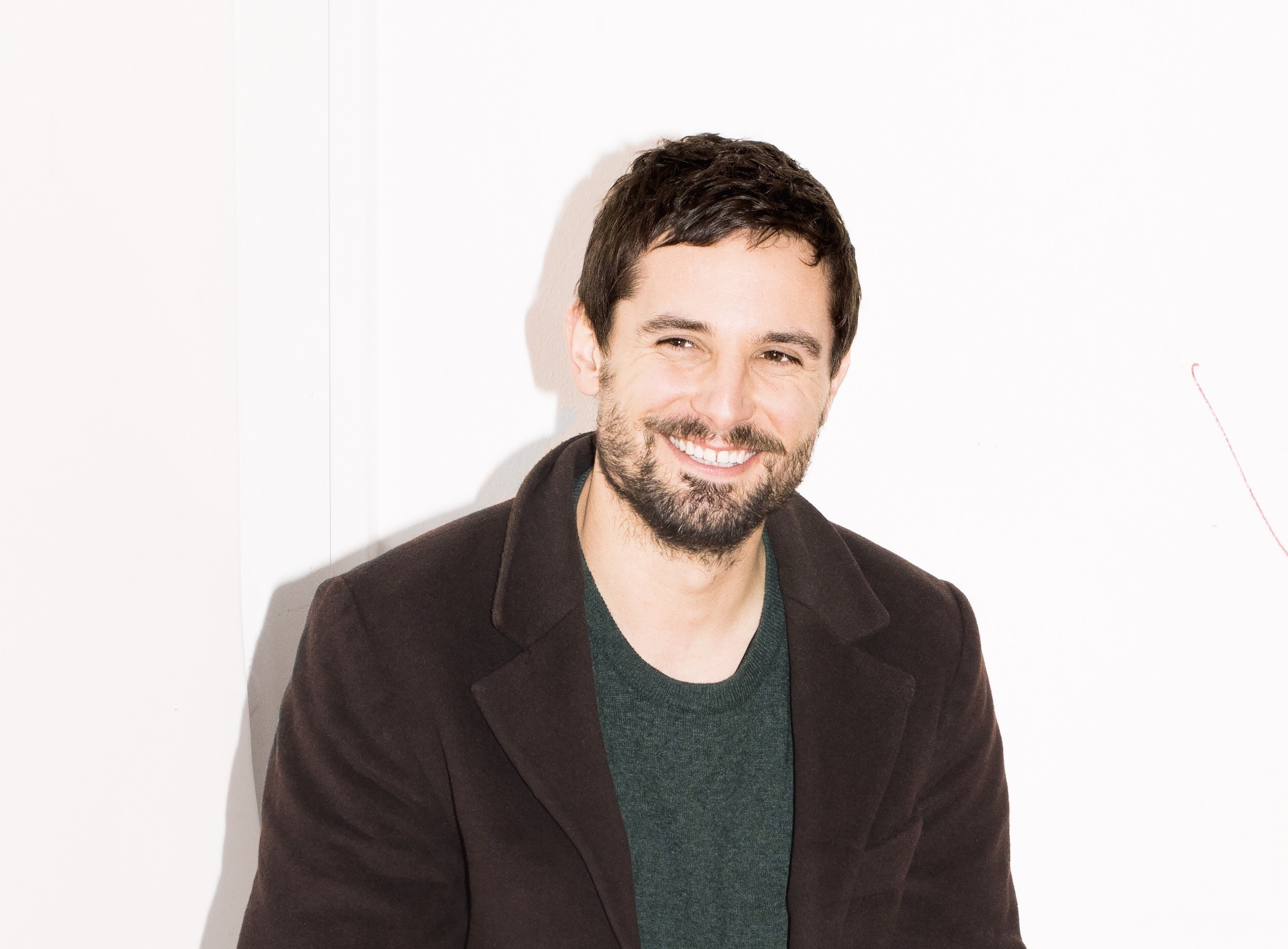 マッツ・ミケルセンとの共演経験も持つ北欧の鬼才クリスチャン・タフドルップ監督とは？　実体験を基にトラウマ必至の『胸騒ぎ』脚本を執筆　