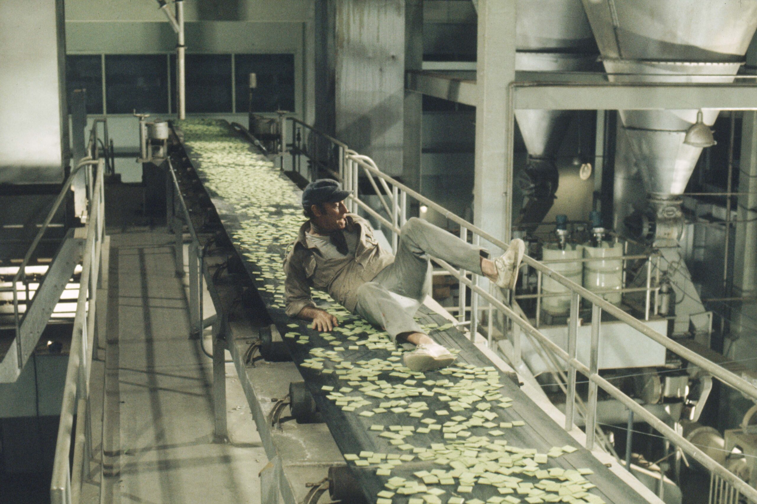 「もう、人間がいっぱい…」配給所に押し寄せる人間を巨大ショベルカーが掬い上げる阿鼻叫喚『ソイレント・グリーン 』特報解禁