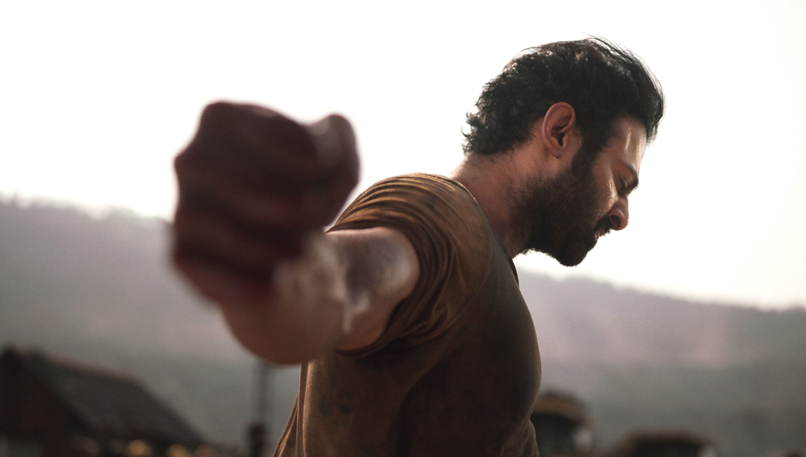 プラバース演じる主人公デーヴァがこぶしを握りしめ静かに戦いに挑む!『SALAAR/サラール』物語の行方を暗示する場面写真7点解禁