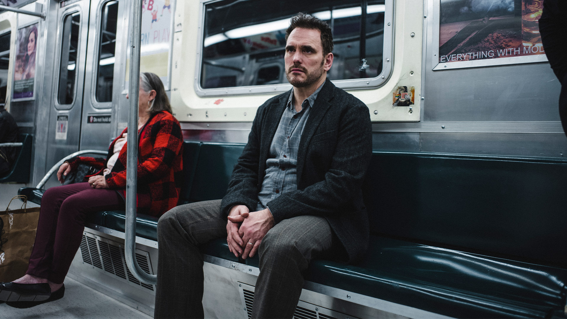 延々と後をつけてくる女性がまるでホラー映画! 鬼才ヨルゴス・ランティモス監督の短編『NIMIC/ニミック』本編映像&新予告編解禁