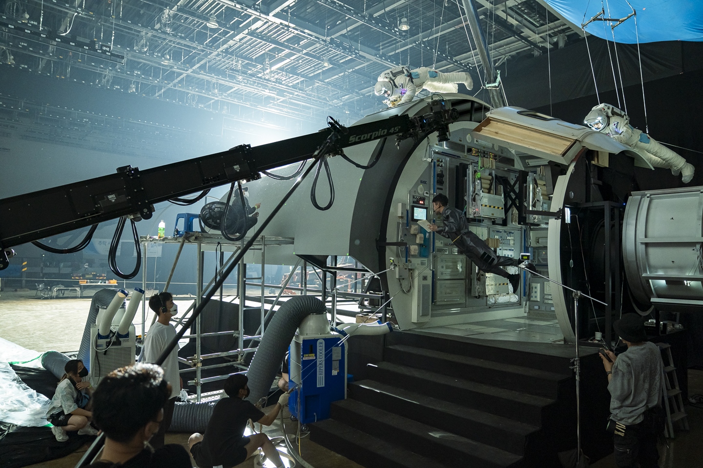 EXOのド・ギョンスが「まるで本物の宇宙船」と感嘆！『THE MOON』リアルなセットのこだわりに迫るメイキング映像解禁