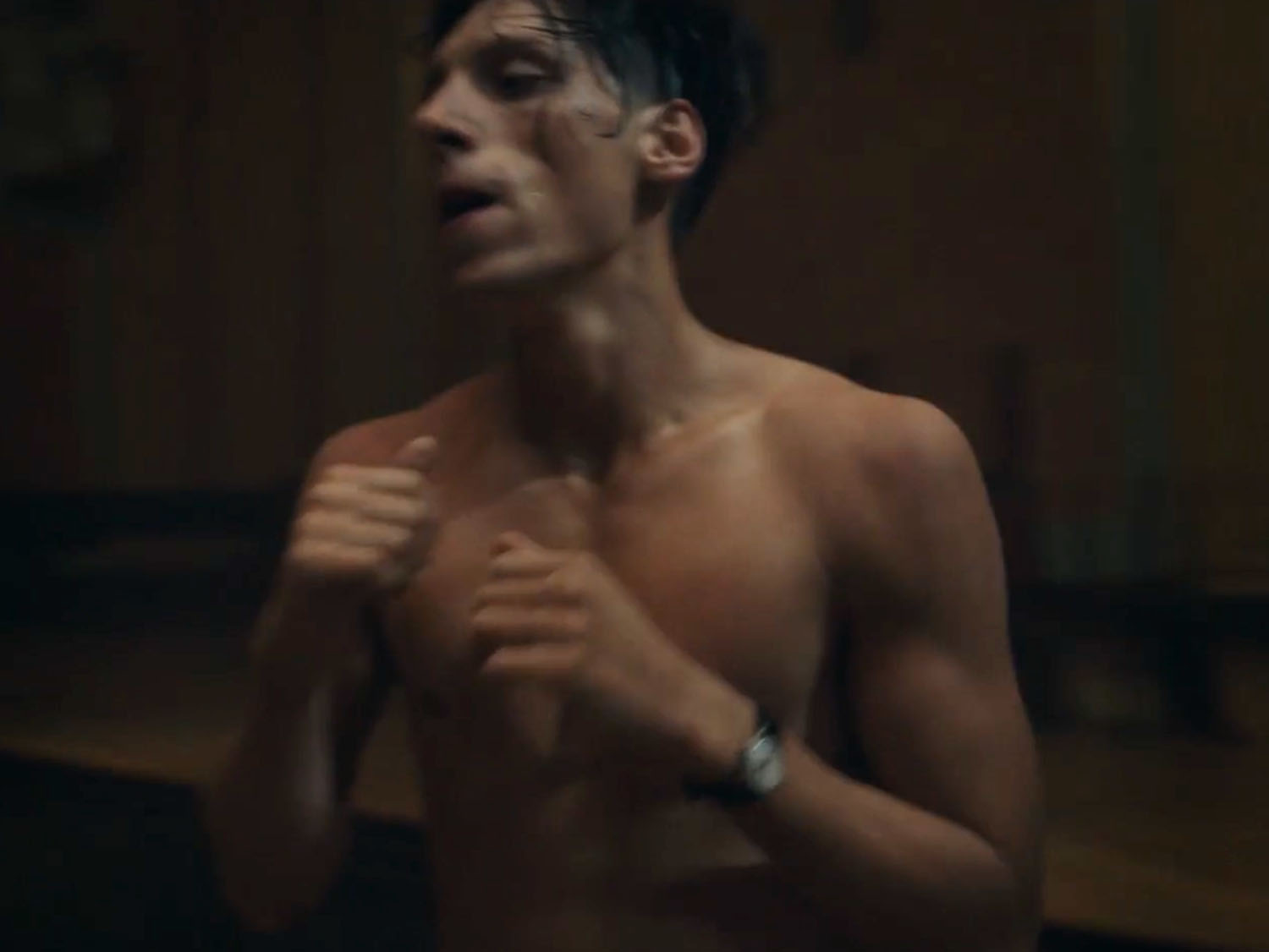 「ただ生きてるのはご免だ」ユダヤ人であることを隠し、ホテルのウェイターとして働く青年が肉体を鍛錬する『フィリップ』本編映像