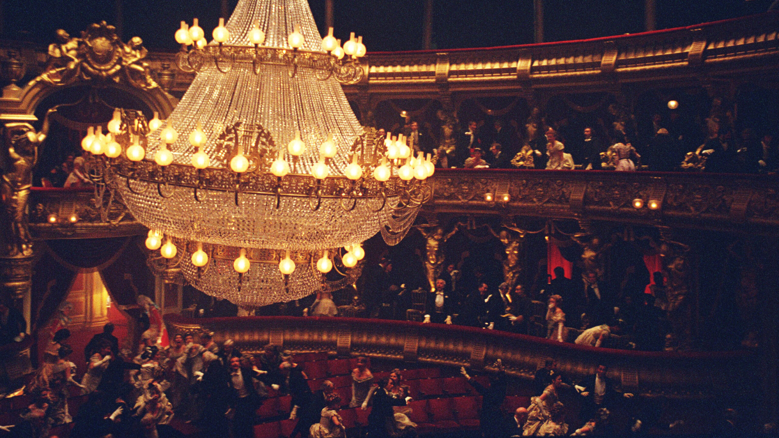 豪華シャンデリアに明かりが灯った瞬間モノクロ映像が一気にカラーに!『オペラ座の怪人 4Kデジタルリマスター』映画史に残る冒頭映像解禁