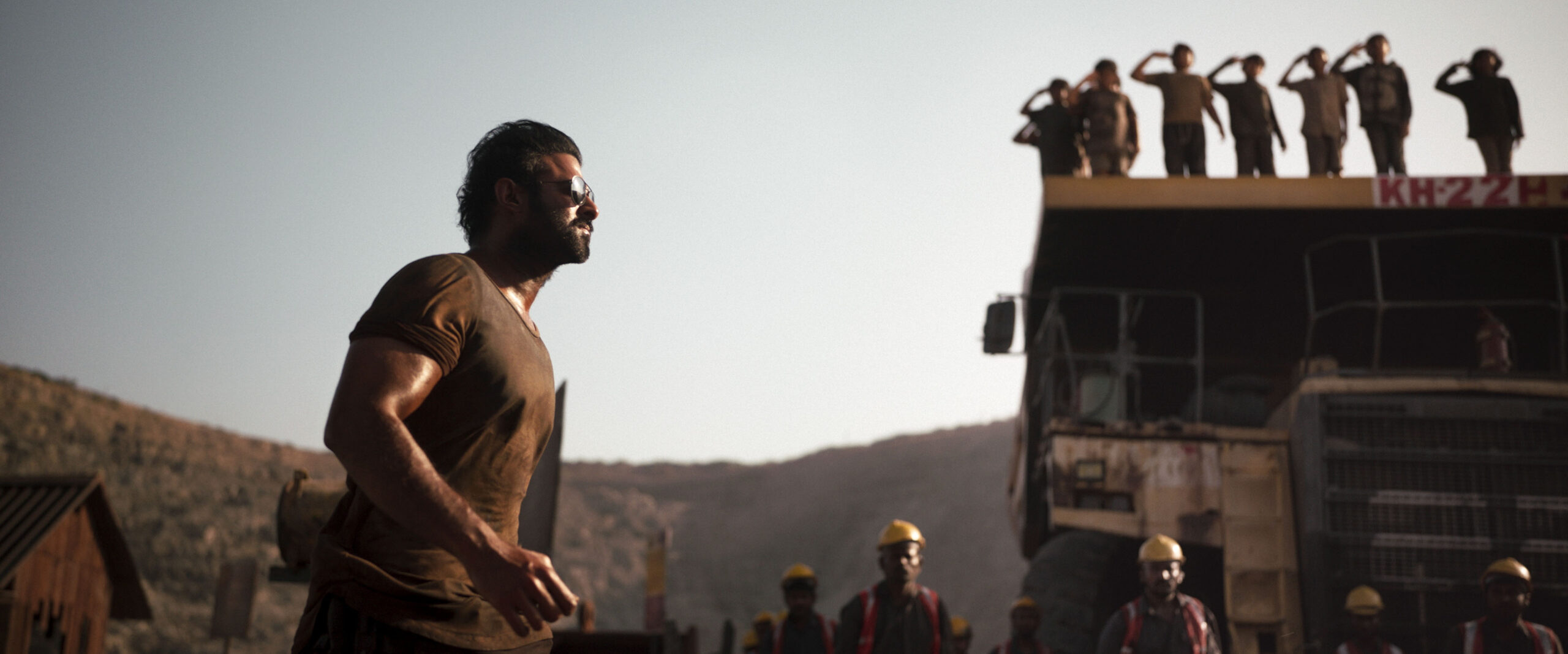 素手で敵を蹴散らすプラバースのあまりの強さに子どもたちも敬礼!『SALAAR/サラール』驚異のアクションシーン映像解禁