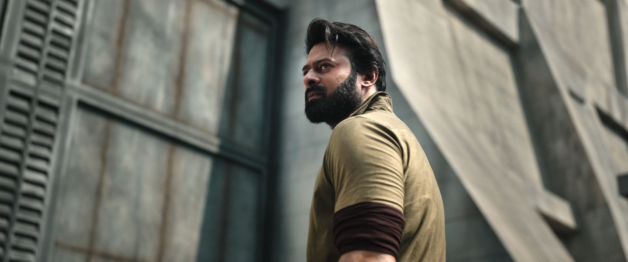 インド映画史上最大のセットに息を呑む! プラバース主演『SALAAR/サラール』巨大市壁の迫力を捉えた本編映像解禁