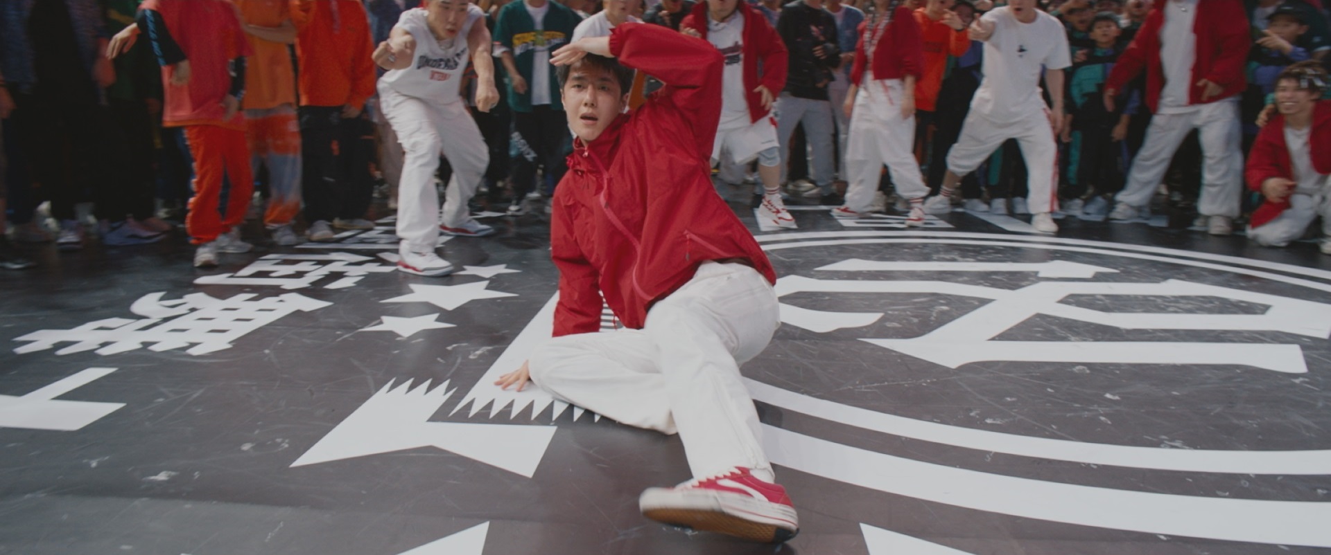 ワン・イーボーがキレキレのブレイキンで魅せる! ダンスバトル開始の瞬間を捉えた激アツカットほか『熱烈』新場面写真一挙解禁