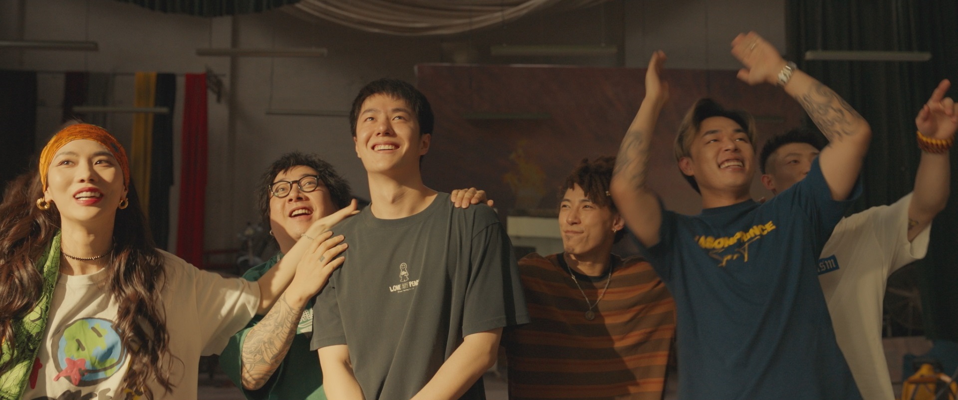 ワン・イーボー主演最新作『熱烈』ブレイキンでトップを目指す主人公と彼を見守る登場人物たちを収めた新場面写真5点が一挙解禁