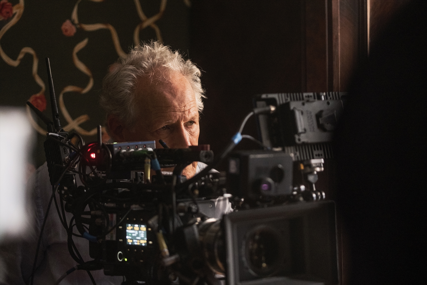 巨匠マイケル・マン監督の“狂気”の映画づくりに迫る!『フェラーリ』主演アダム・ドライバーらが監督との仕事を語る特別映像解禁