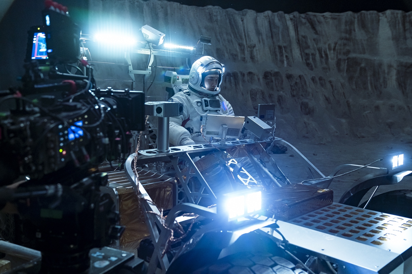 地球上に“月面を作る”という課題をどう解決したのか？『THE MOON』舞台裏をスタッフ・キャストが解説するメイキング映像解禁