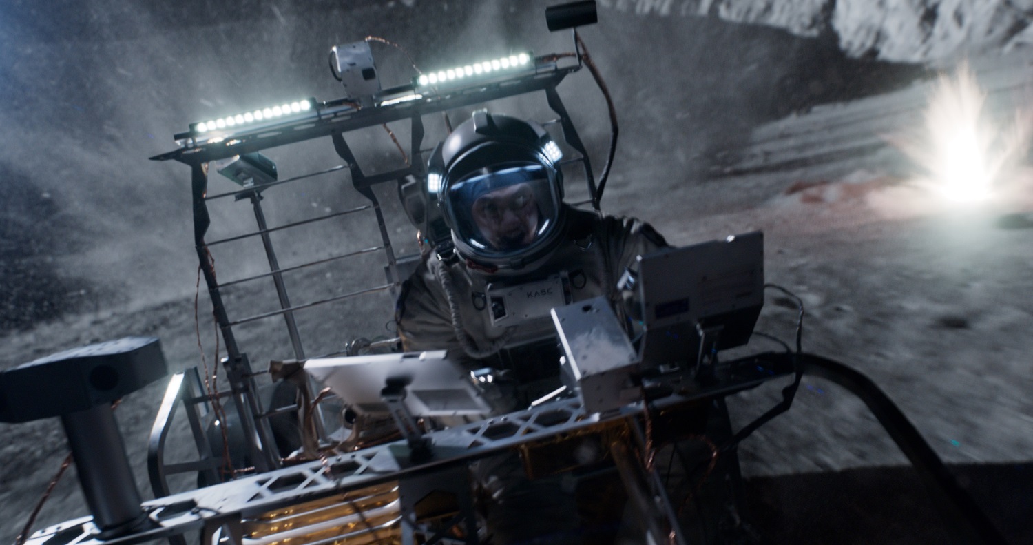 月面にたった一人残された宇宙飛行士に隕石の雨が降り注ぐ!『THE MOON』ド・ギョンスが月面を爆走する緊迫シーン映像解禁