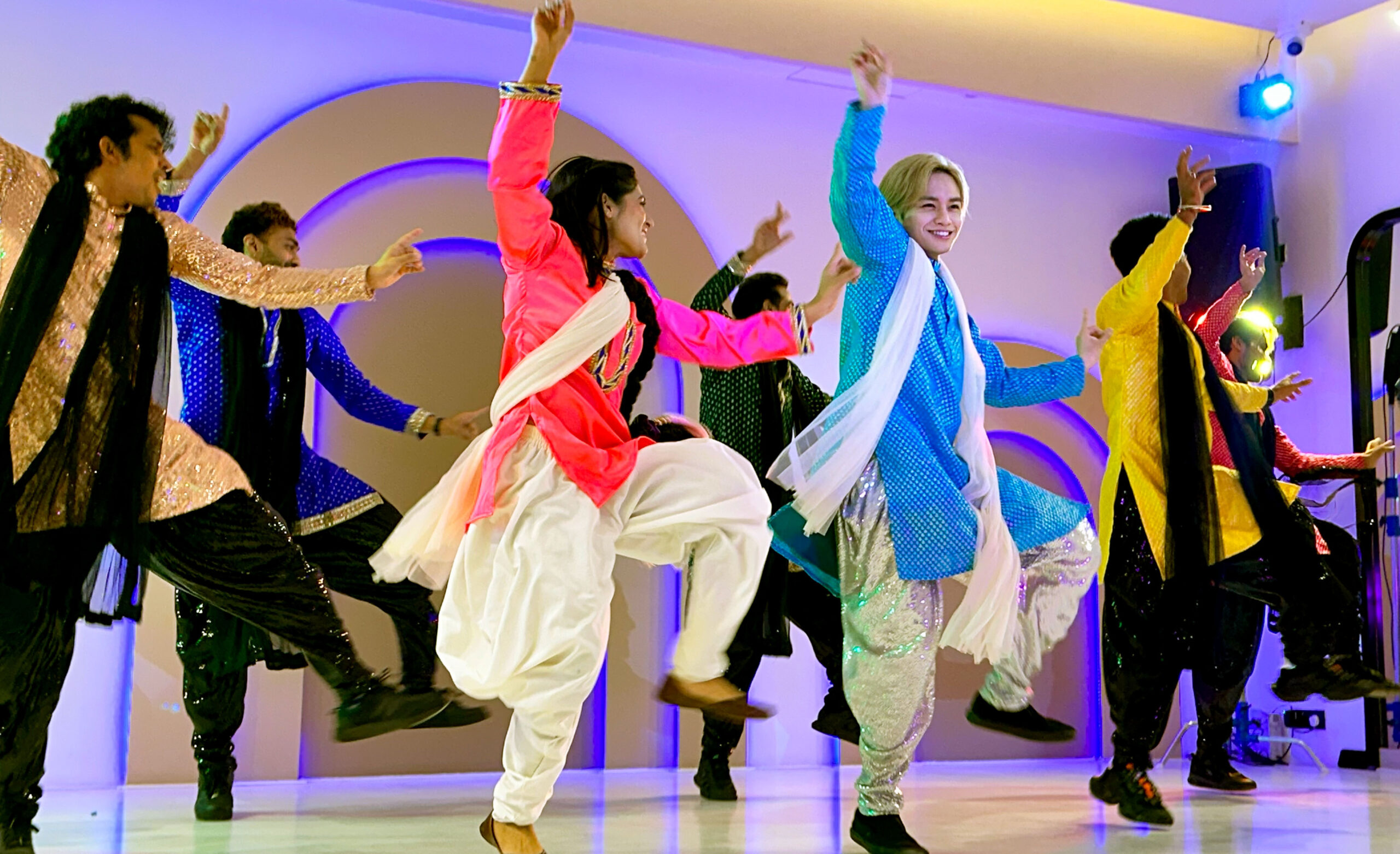 中島健⼈がムンバイでインド映画流ダンスに挑戦!「中島健人 映画の旅人」第2回は映画の聖地・ボリウッドの中心地へ