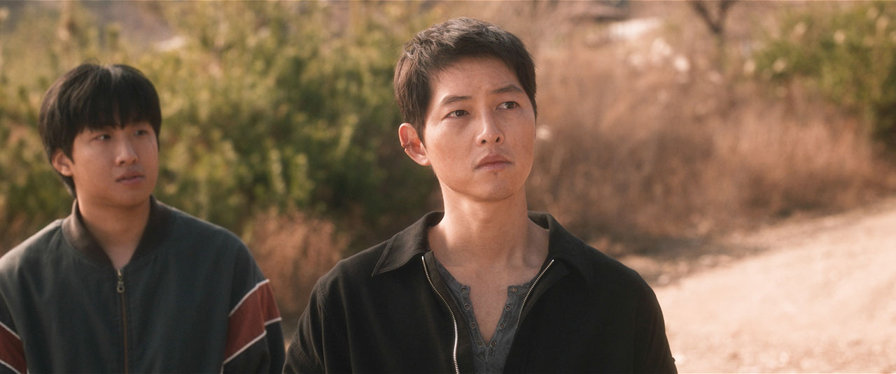 ソン・ジュンギ扮する裏社会の男の暗い瞳の奥に隠された悲しすぎる過去とは?『このろくでもない世界で』本編映像解禁