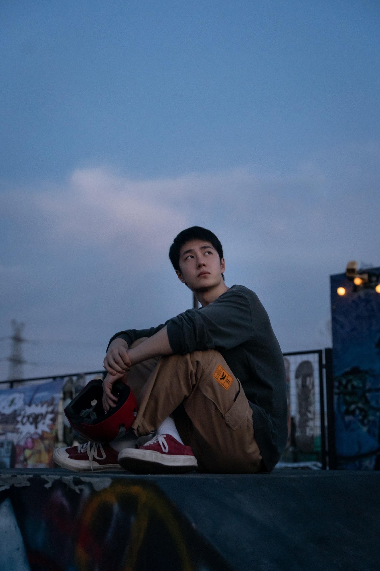 ワン・イーボー演じる主人公がビルの屋上で物思いにふける姿が印象的!『熱烈』エモーショナルな新カット解禁