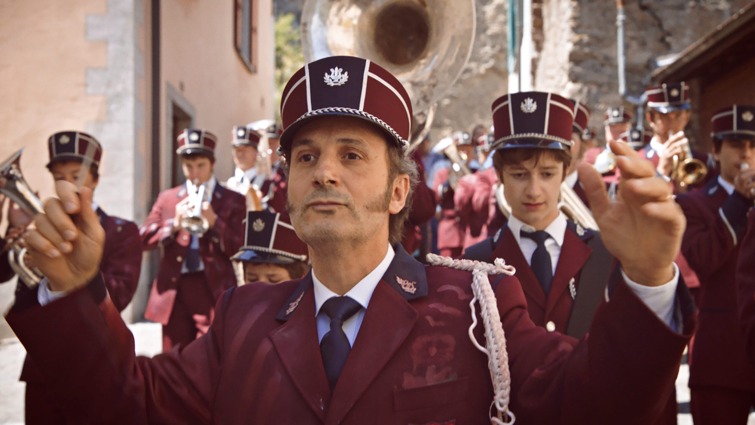 新旧ブラスバンドの対立が村全体を巻き込んだ大騒動に！　実話を基にした音楽コメディ『ロール・ザ・ドラム！』公開決定＆特報映像解禁