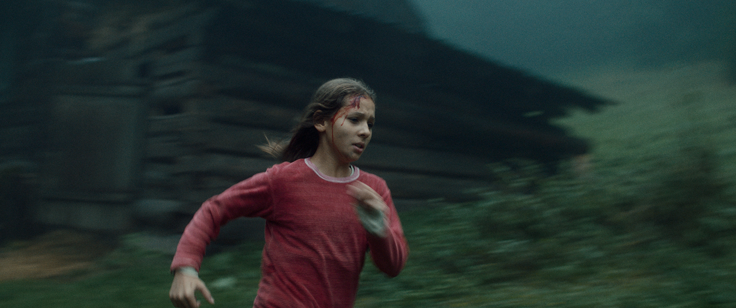 「ヨーロッパには今も民間伝承や迷信を信じて暮らす人里離れた村がある」フォークホラー『ナイトサイレン／呪縛』不穏な冒頭映像解禁