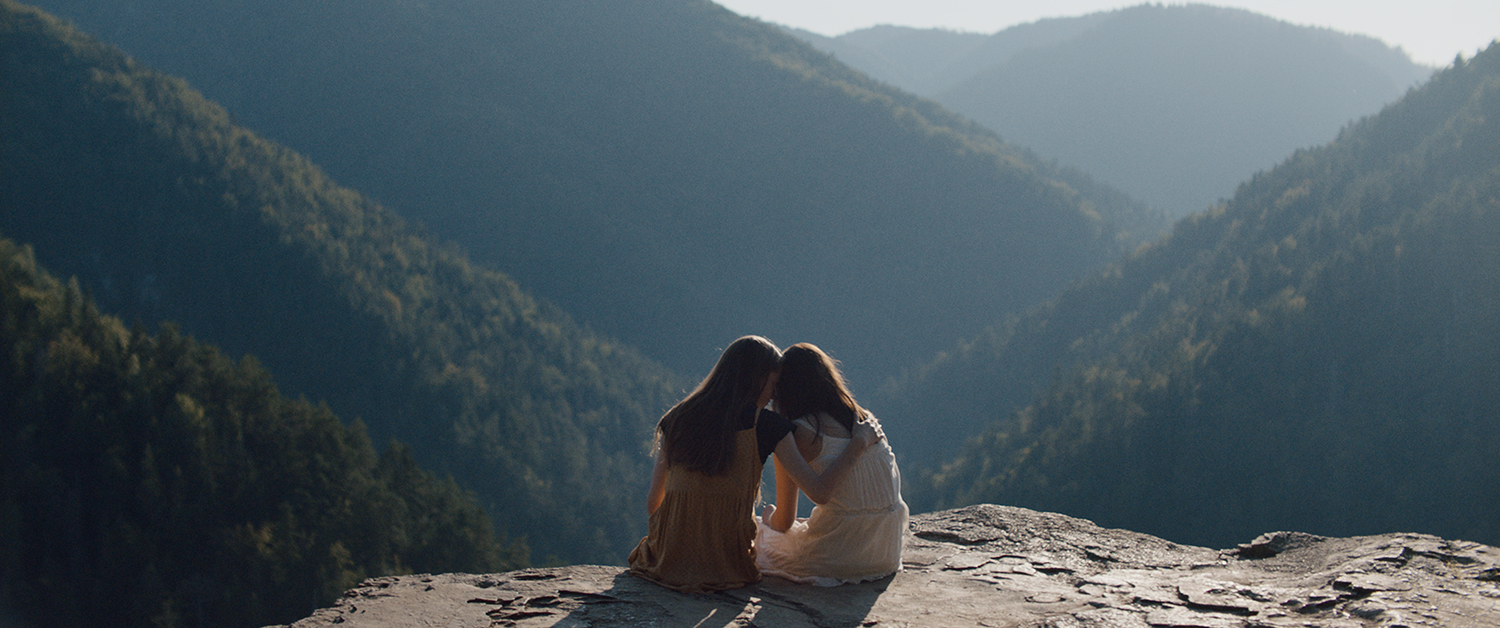 「その名を口にしないで」20年前に起きた少女失踪事件、トラウマが人々を狂わせる『ナイトサイレン/呪縛』予告編解禁