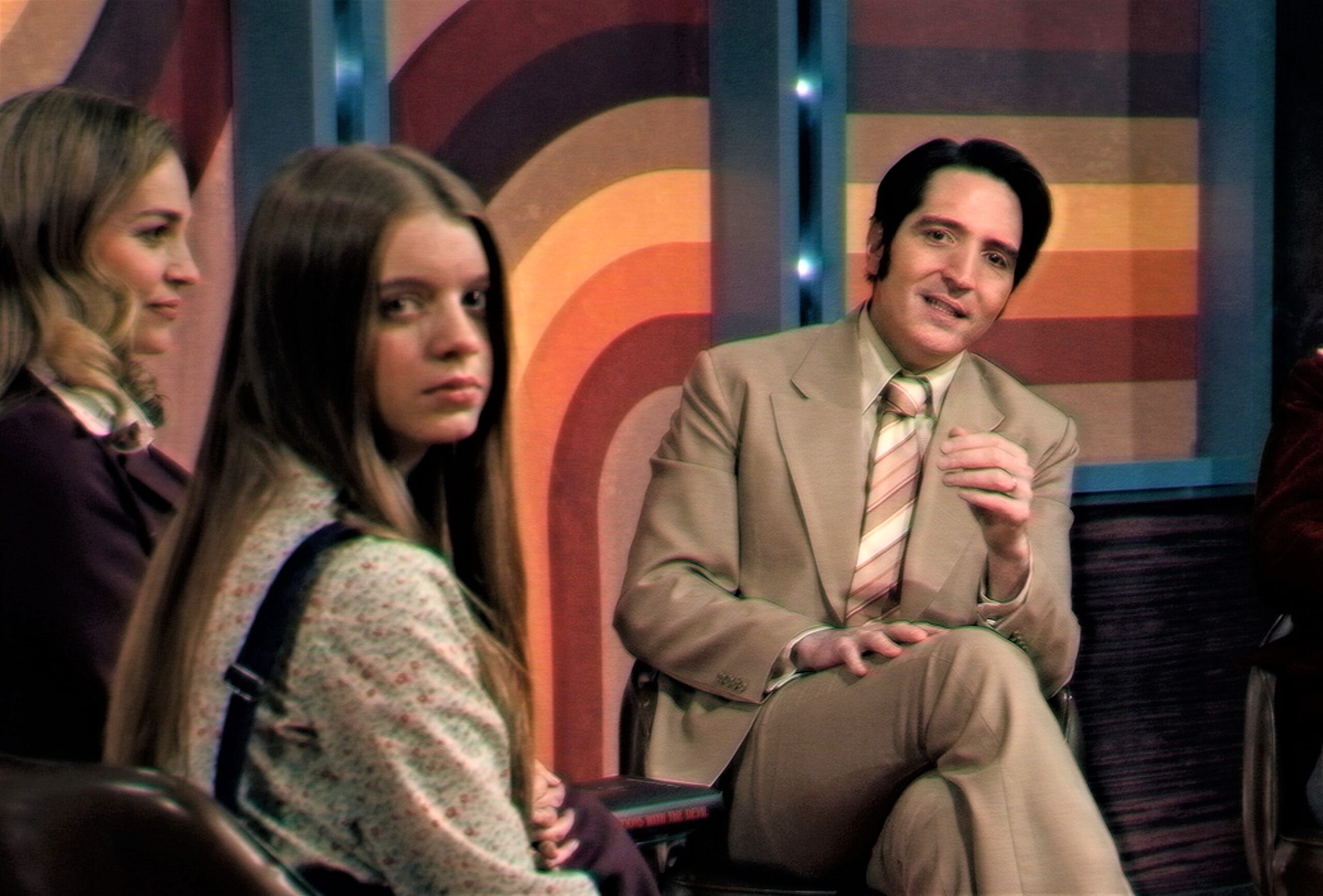 ハロウィンの夜に起こったテレビ史上最恐の放送事故とは? 衝撃の追体験ホラー『悪魔と夜ふかし』公開決定&予告編解禁