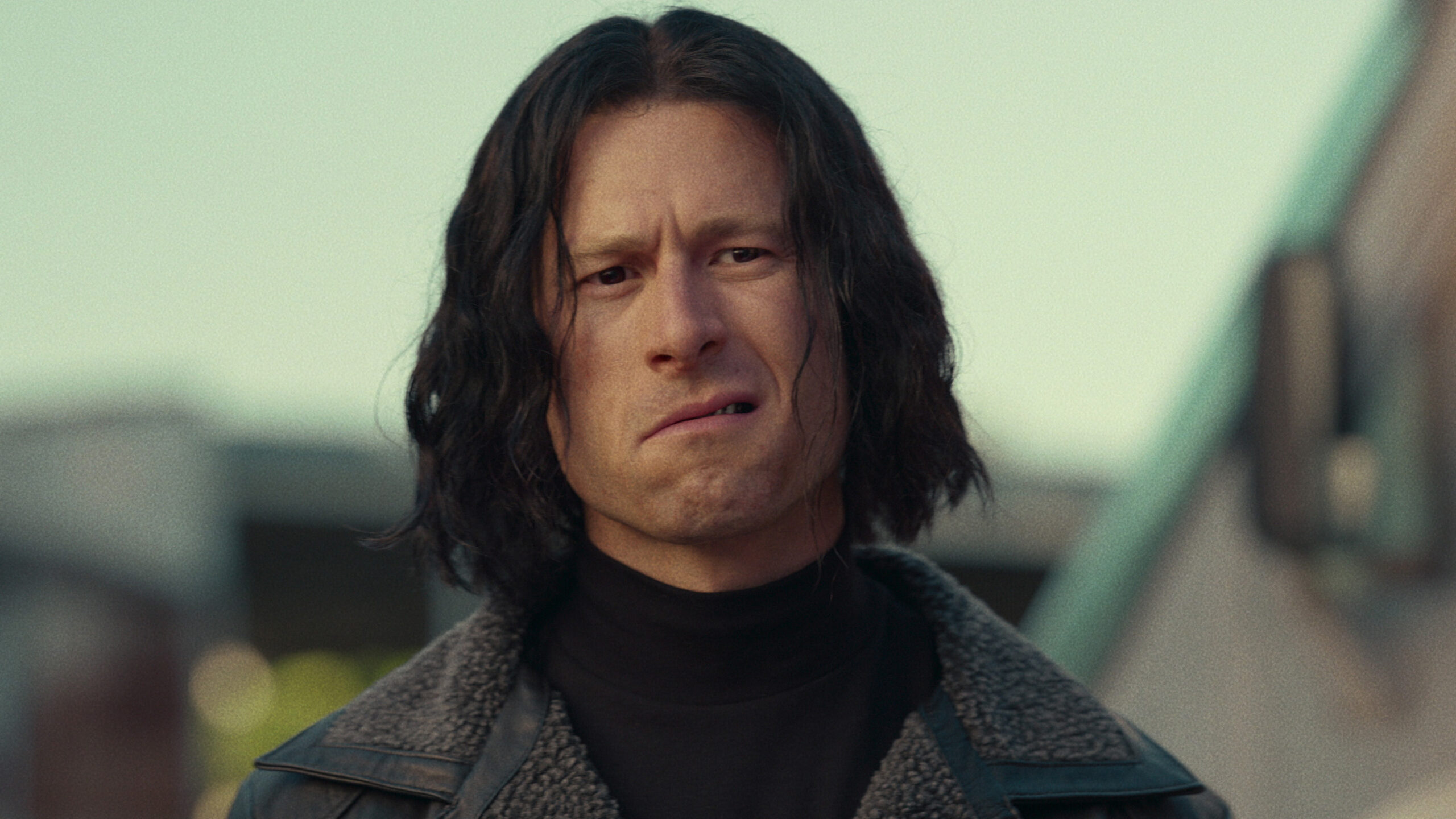 ニセの殺し屋を演じるグレン・パウエルが見事な七変化！『ヒットマン』キャラクターが作られる過程を収めたメイキング映像解禁