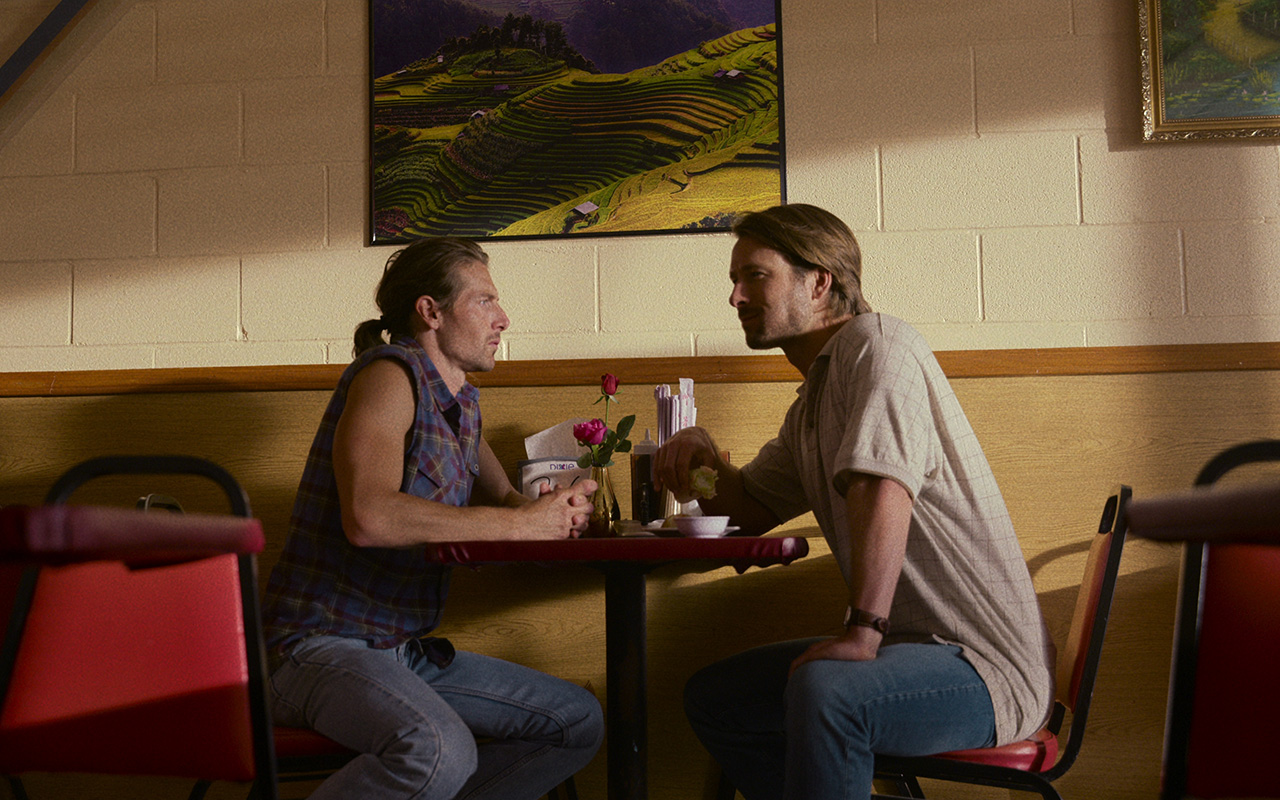 70人以上を逮捕に導いた実在の“ニセの殺し屋”による初めてのおとり捜査! グレン・パウエル主演『ヒットマン』本編映像解禁