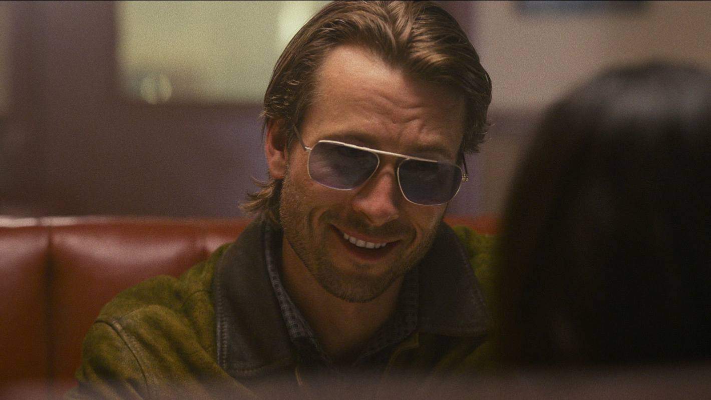 グレン・パウエルが依頼人の好みにあわせた“殺し屋”に変身！『ヒットマン』変装研究シーンの本編映像解禁