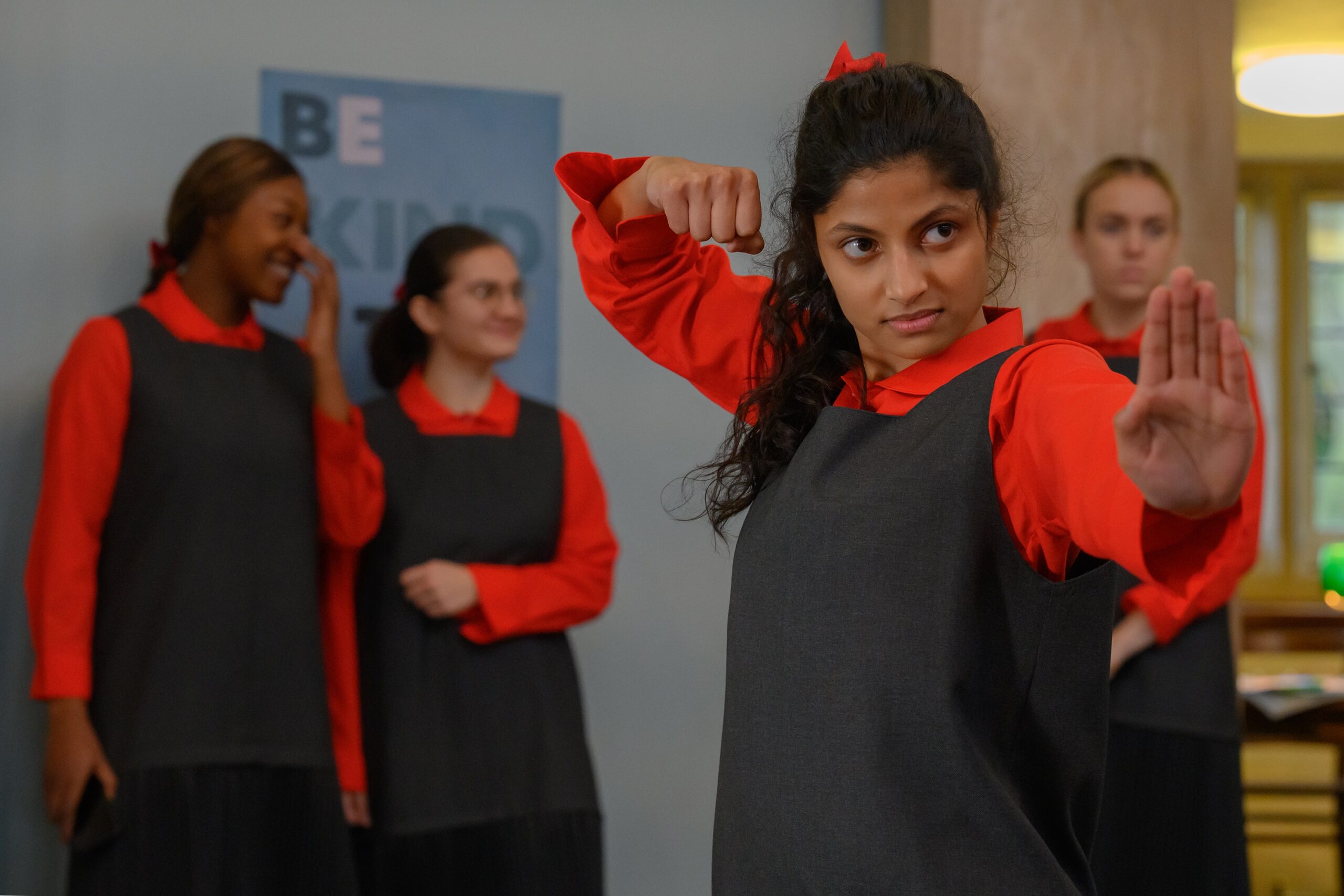 スタントウーマンを⽬指してカンフーの修⾏に励む⼥⼦⾼⽣が因縁のクラスメイトと対決!『ポライト・ソサエティ』バトルシーン映像解禁