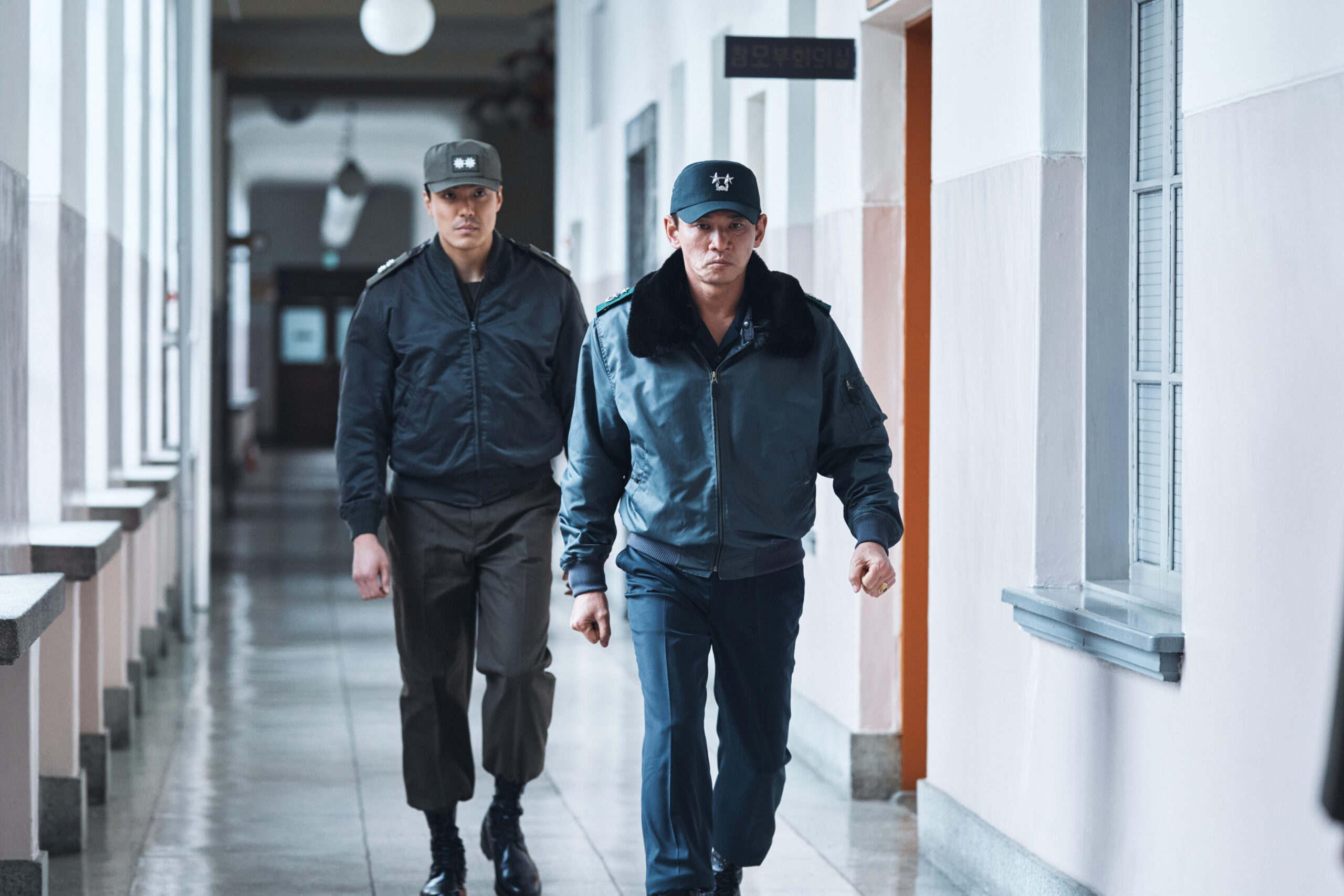 『ソウルの春』ダブル主演のファン・ジョンミン、チョン・ウソンらの日本の観客にむけたコメント動画解禁 監督メッセージも到着