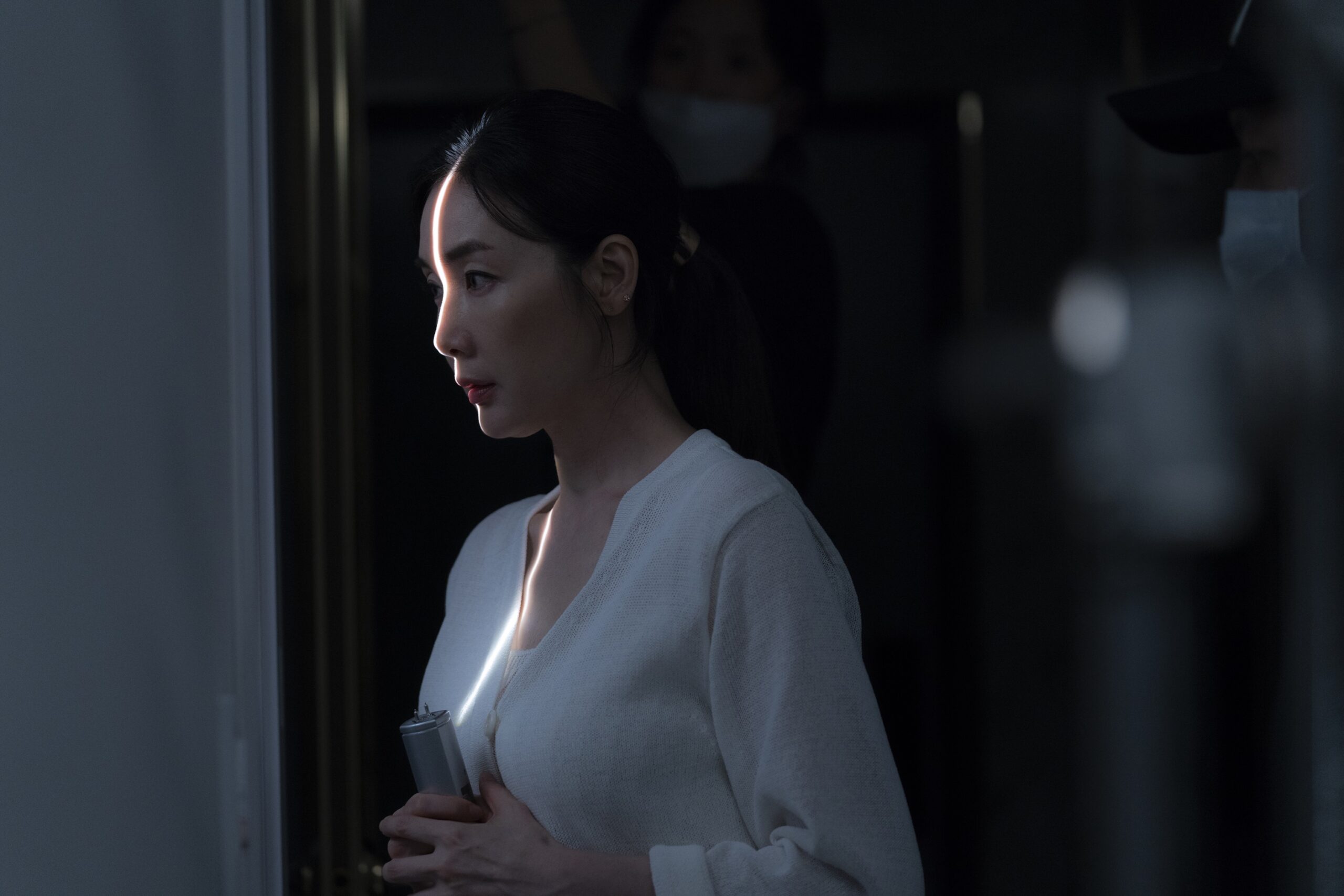 ソウルで女性ばかりを狙う連続殺人事件が多発する中、チェ・ジウ演じる女性の家に“不審な訪問者”が出現『ニューノーマル』本編映像解禁