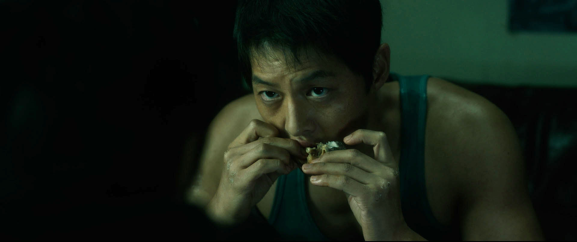 「教えてやるよ」ソン・ジュンギが“手作りチゲ”を振る舞う重要シーンを捉えた『このろくでもない世界で』本編映像解禁