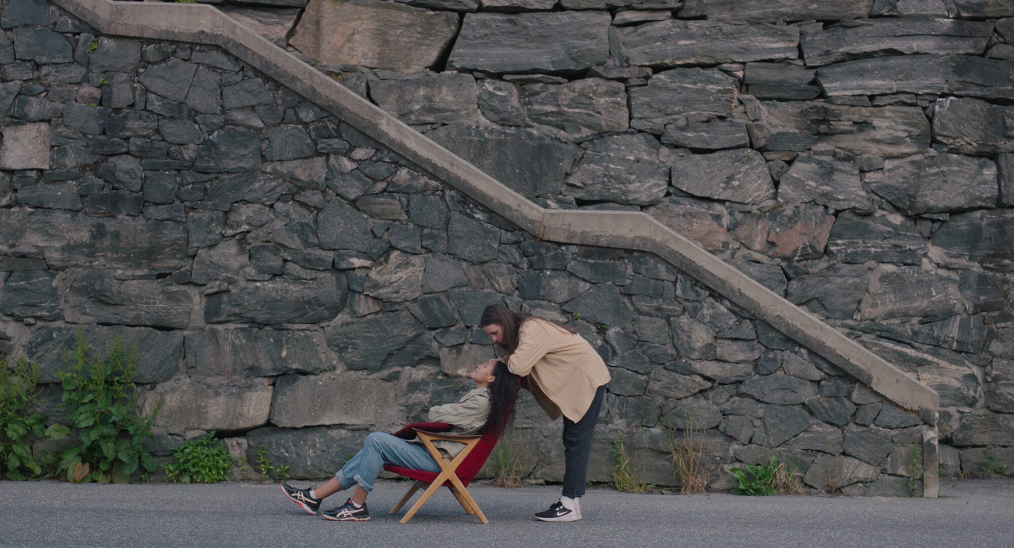 ミッドセンチュリーデザインで著名なビョルン・エンゴの椅子も登場『ヒューマン・ポジション』本編映像「椅子のある生活篇」解禁