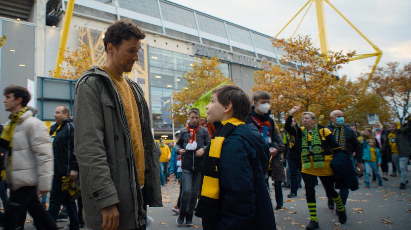 サッカー全56チームから“推し”を決めるため全部現地で見る旅へ! 自閉症の男の子とパパの感動実話『ぼくとパパ、約束の週末』予告編解禁