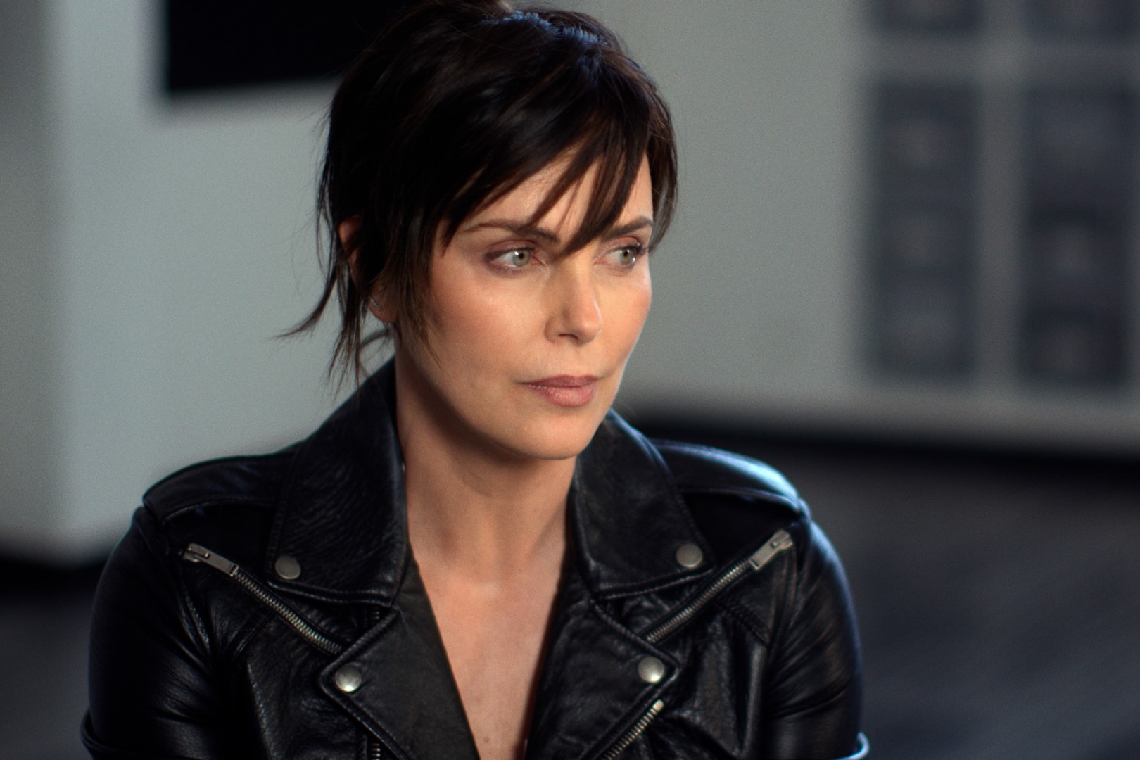 シャーリーズ・セロンら錚々たるセレブが慕う“天才ガリアーノ”の魅力とは?『ジョン・ガリアーノ 世界一愚かな天才デザイナー』本編映像解禁