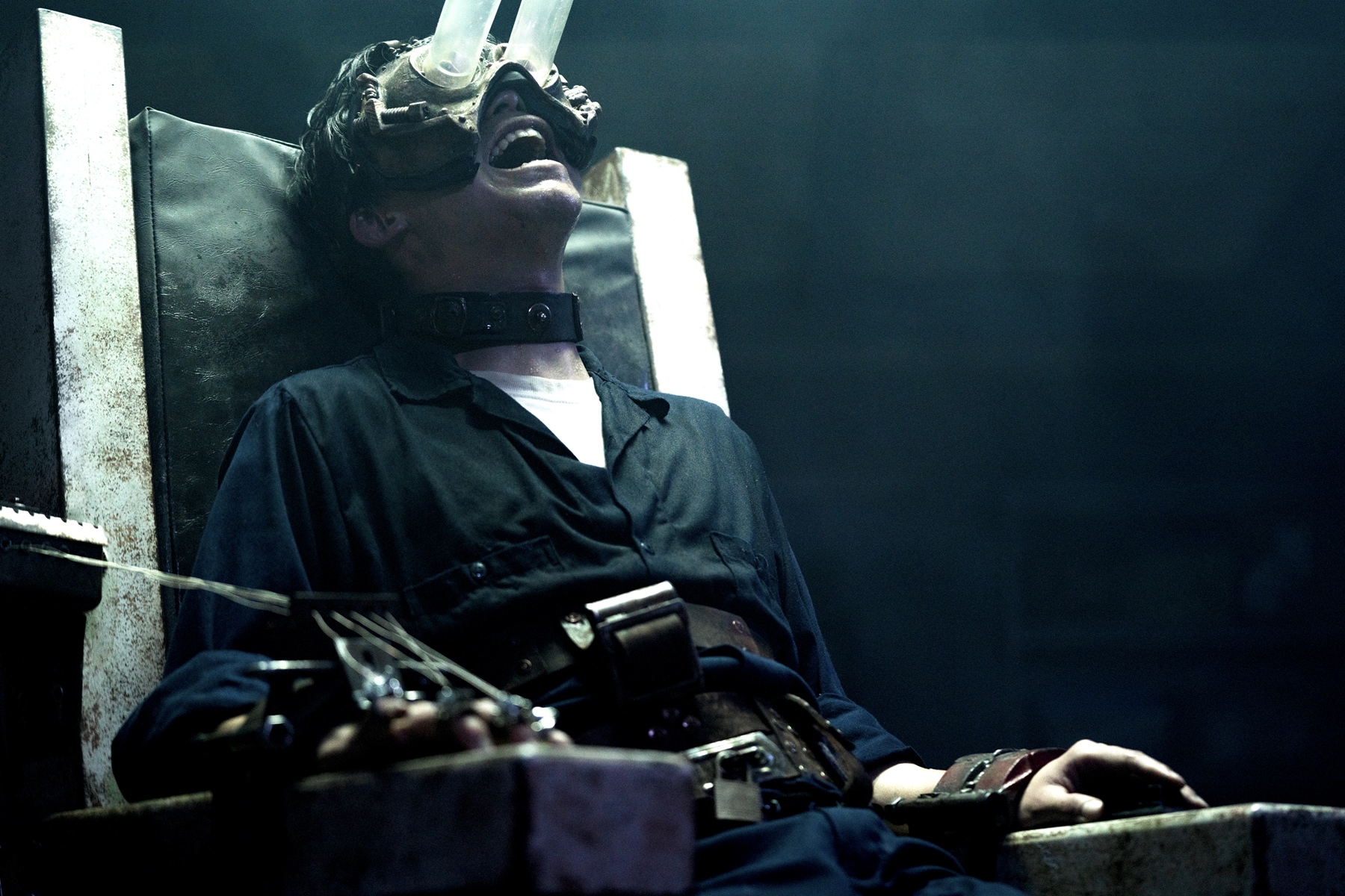 戦慄のゲーム“目玉吸引トラップ”とは? 患者の病室で悪行を重ねていた男に究極の2択が課される『ソウX』本編映像解禁