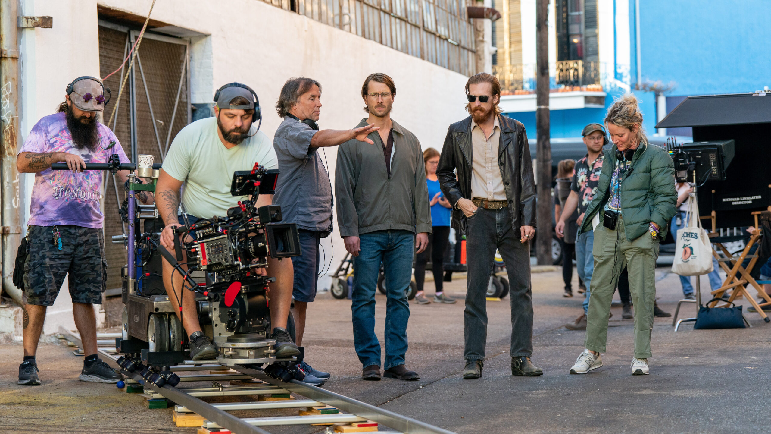 グレン・パウエルの脚本家デビューはリチャード・リンクレイター監督の一言から!『ヒットマン』製作の舞台裏に迫るメイキング映像解禁