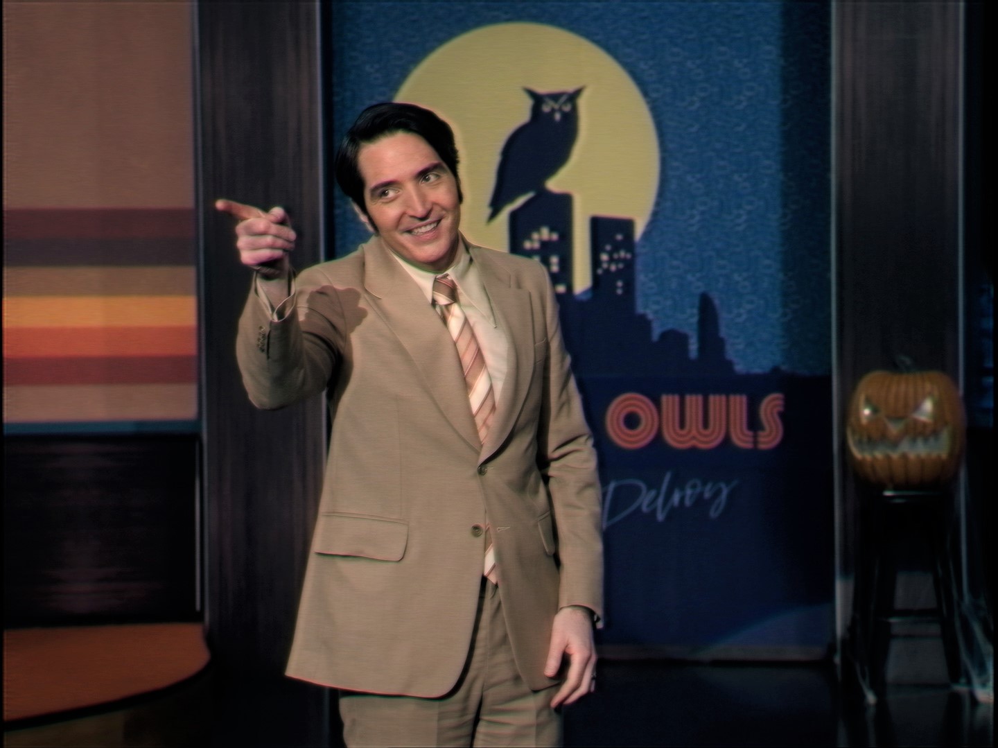 超常現象懐疑論者と霊能力者が深夜のテレビ番組で大喧嘩!?『悪魔と夜ふかし』緊張感みなぎる放送事故シーンの本編映像解禁