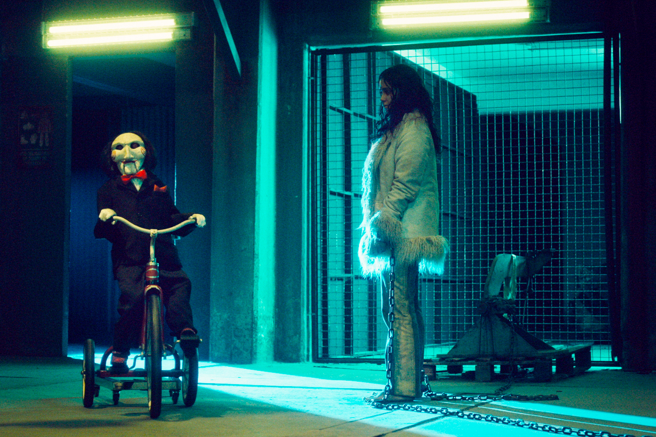 ジグソウの遣い・ビリー人形が秘密の作業場を公開!?『ソウX』ルームツアー映像解禁 ゲーム参加者に焦点を当てた本国予告も到着