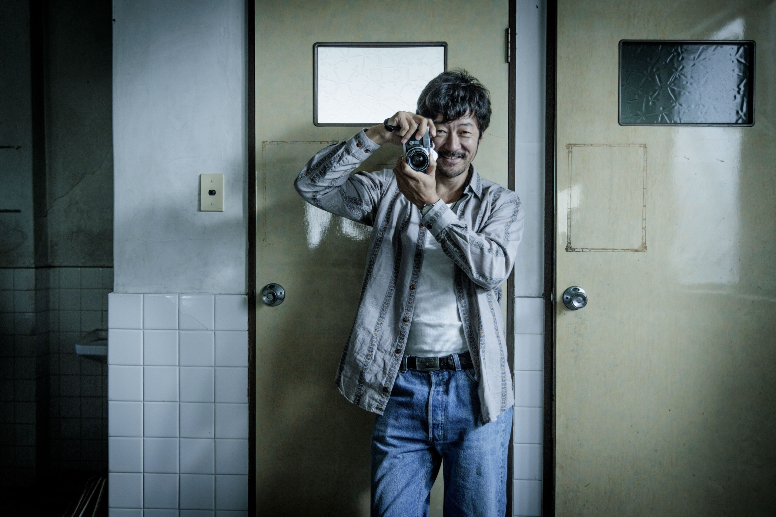 天才写真家・深瀬昌久を演じる浅野忠信の魅力が炸裂、50年にわたる波瀾万丈のラブストーリー『レイブンズ』特報映像解禁