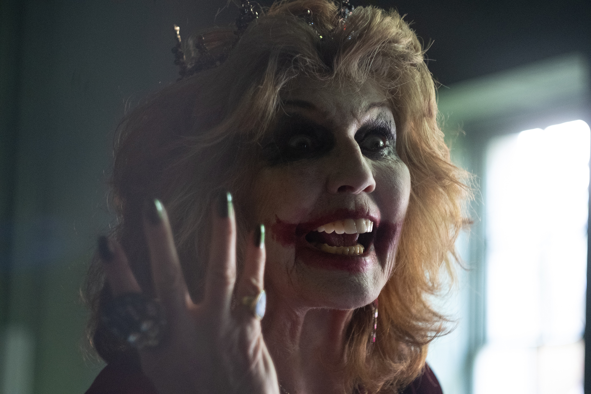 “邪悪”に変貌を遂げた祖母や白ウサギ、マッドハッターも登場! おとぎ話ホラー『邪悪な国のアリス』予告編解禁