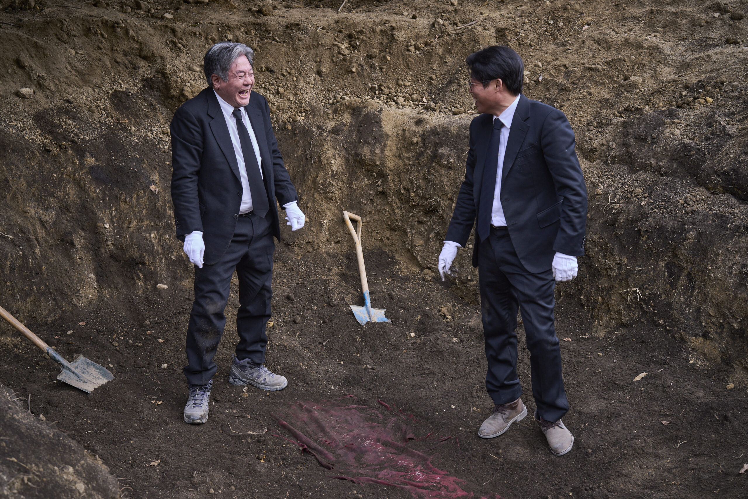 「ただの娯楽作品にはならないだろうと思った」チェ・ミンシクら豪華キャストたちが撮影の舞台裏を明かす『破墓/パミョ』メイキング映像解禁