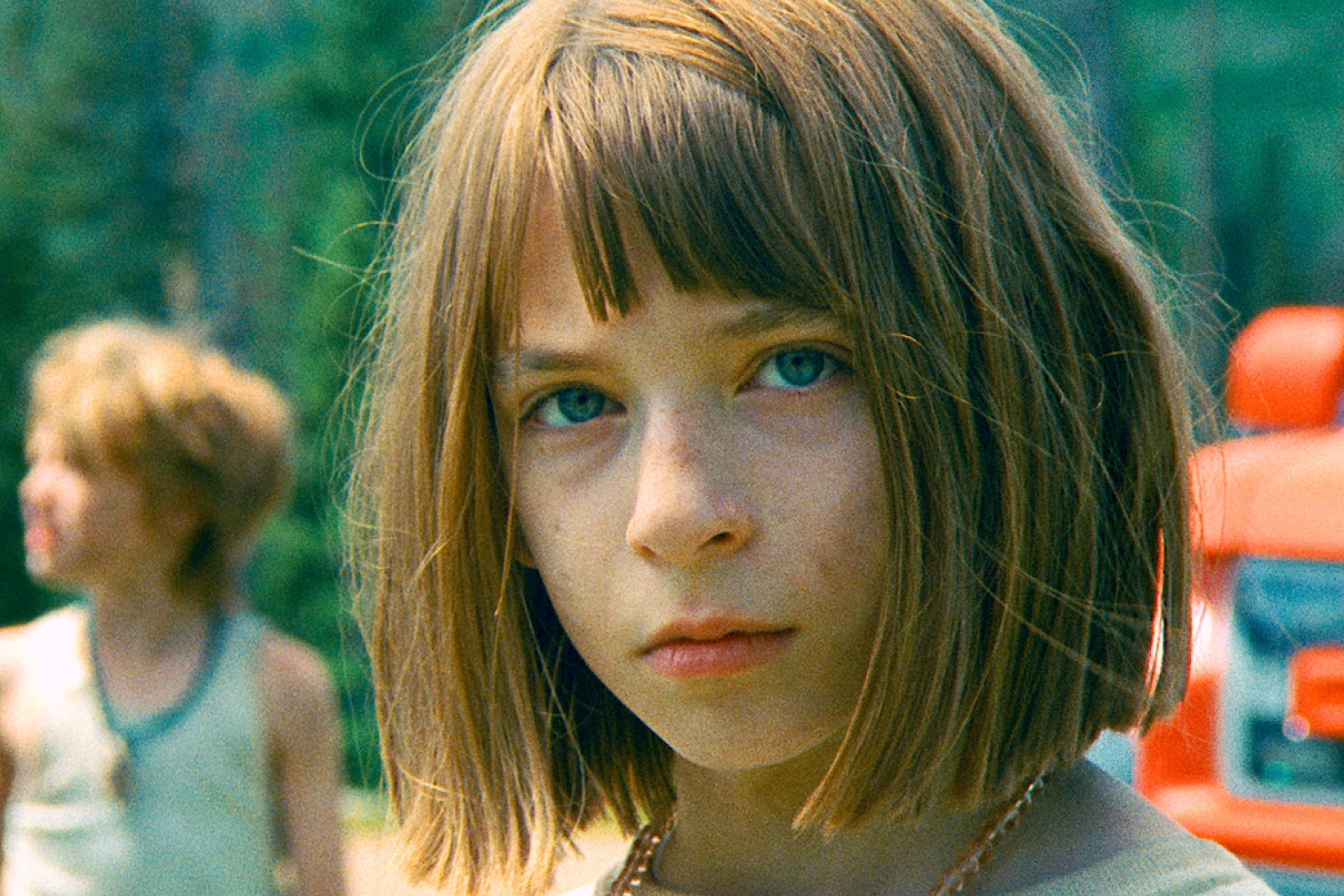 悪ガキ3人組リーダー格の少女アリスが“激おこ”！『リトル・ワンダーズ』ハラハラキュートなけんかシーンの本編映像＆グッズ情報解禁