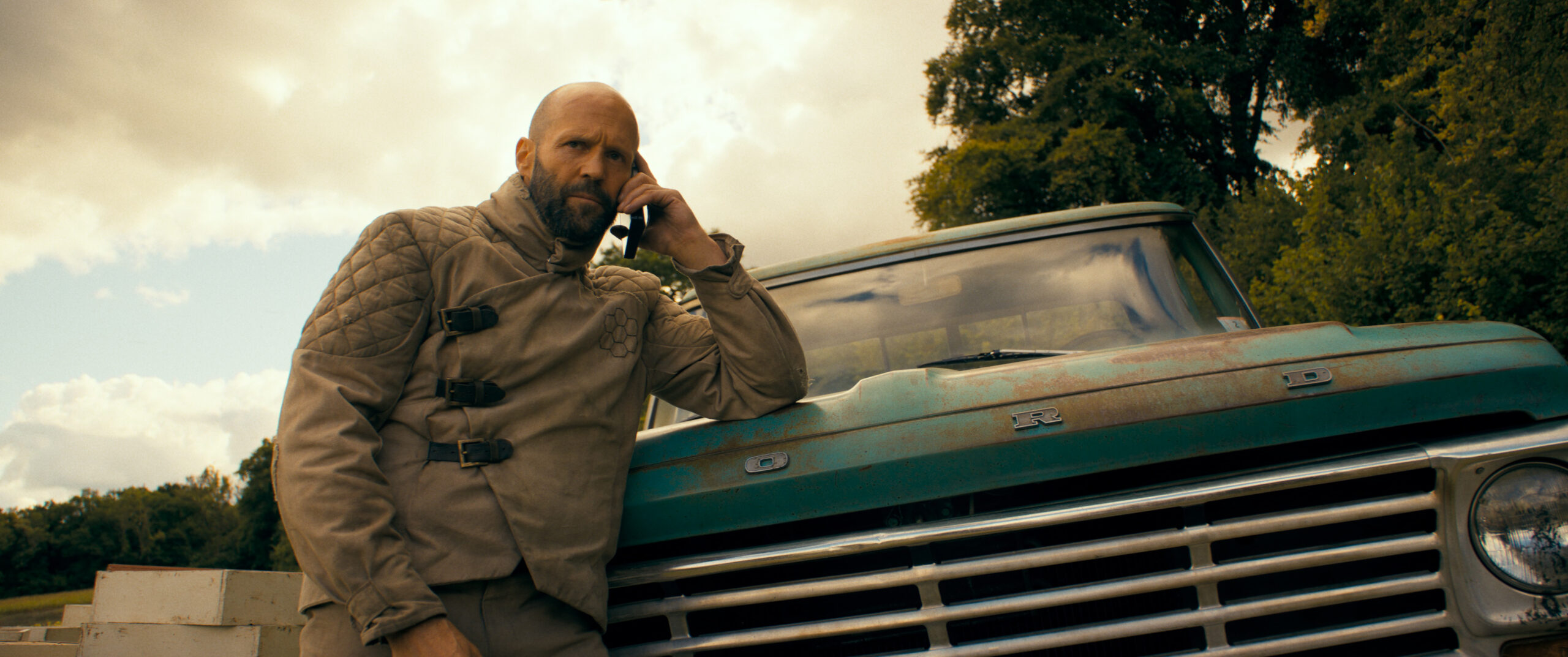 復讐に燃えるジェイソン・ステイサムが詐欺集団の本拠地に単身乗り込む!『ビーキーパー』戦いの始まりを捉えた本編映像解禁