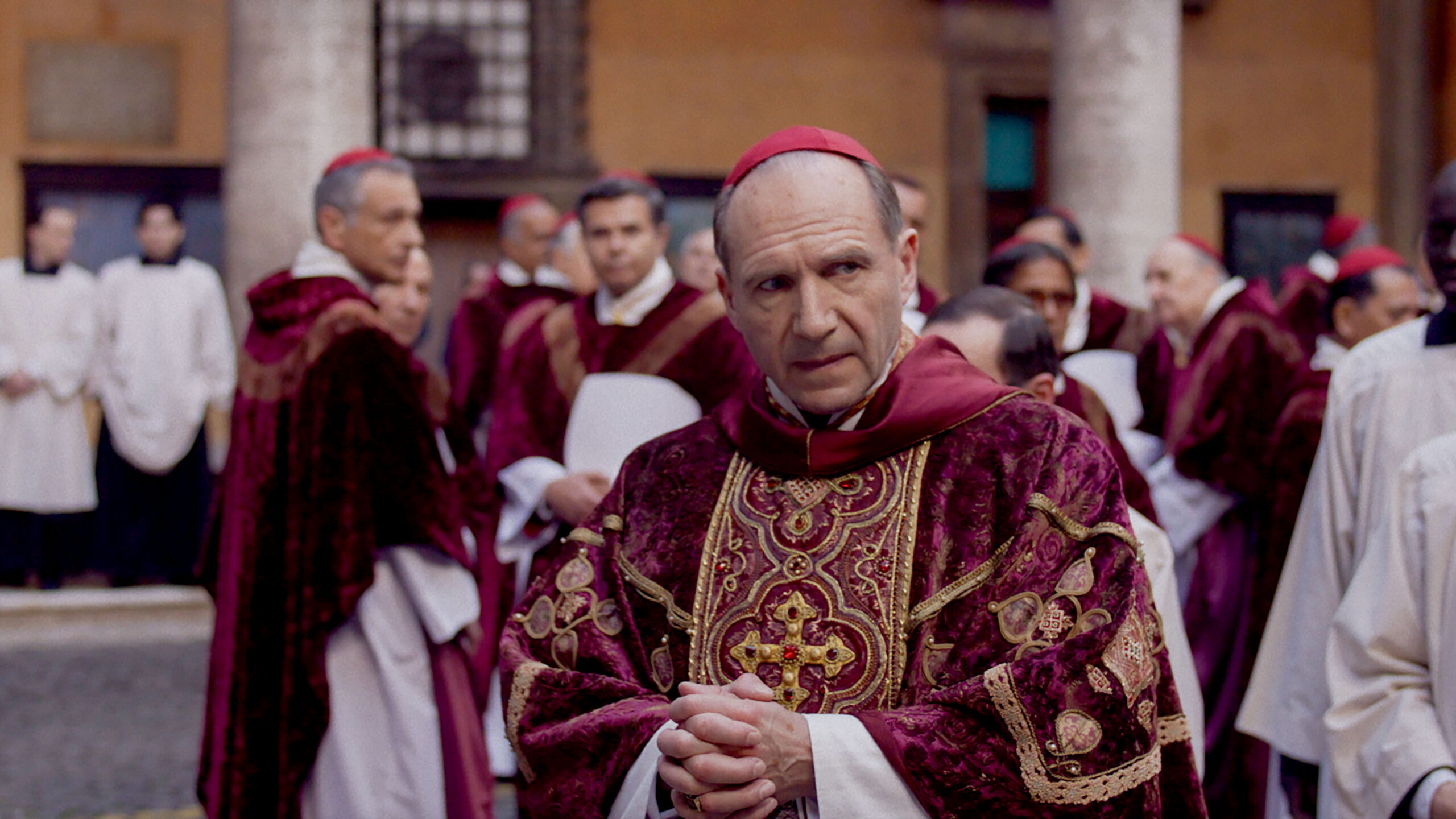 レイフ・ファインズ主演、エドワード・ベルガー監督が誰も見たことがない教皇選挙の舞台裏を描く極上ミステリー『教皇選挙』公開決定