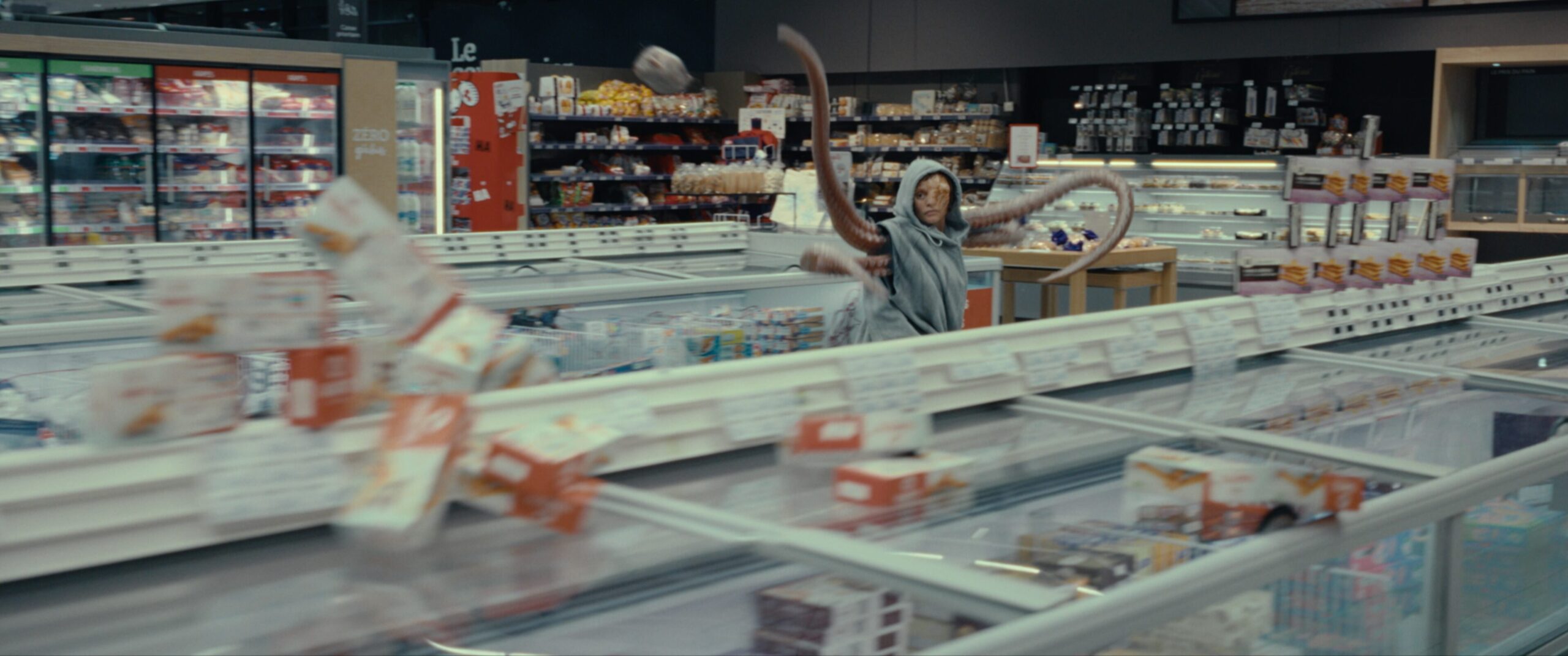 半分人間、半分タコのような“新生物”がスーパーで大暴れ！　身体が“動物化”する奇病が発生した世界を描く『動物界』本編映像解禁