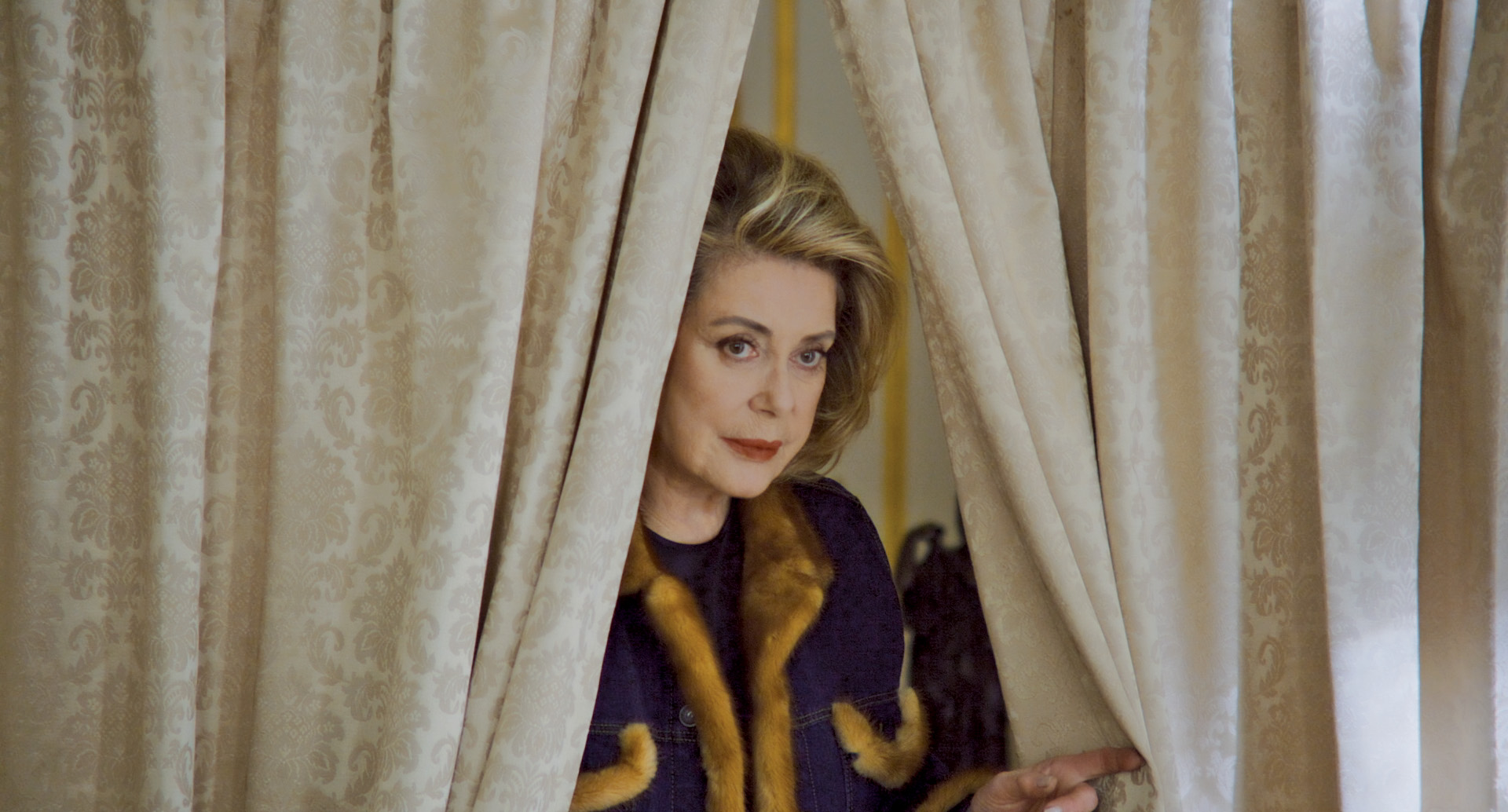 カール・ラガーフェルド直々のファッション指導で大変身！　カトリーヌ・ドヌーヴ主演『ベルナデット 最強のファーストレディ』本編映像解禁